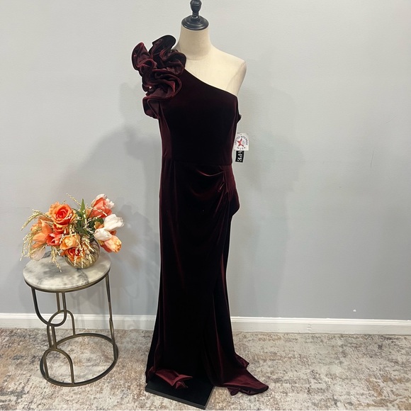 Xscape Burgundy Red Velvet Ruffled One Shoulder Maxi Formal Evening Gown Reemoly - Picture 5 of 16